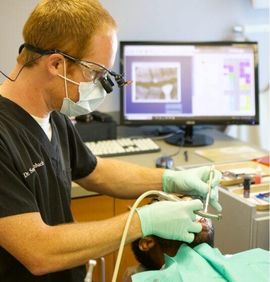 Emergency dentist in Jacksonville treating a dental patient